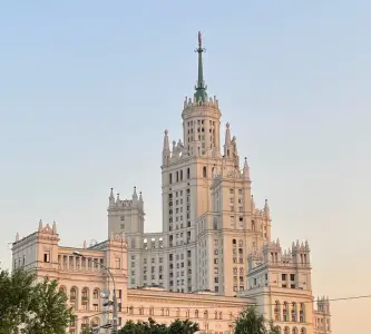 Экскурсия: высотка на Котельнической. И в квартиру пойдём Котельническая наб., 1/15 Мы вас встретим у кинотеатра Иллюзион, который находится в высотке на Котельнической. Будем вас ждать с табличкой «Города & Люди».