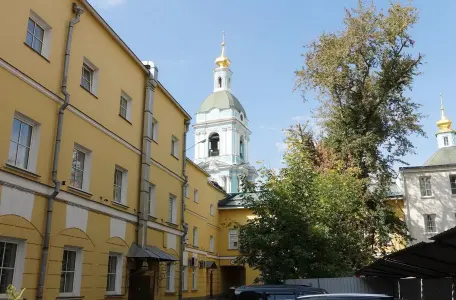 Гостиная горка на берегу Яузы у метро «Курская»