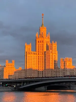 Кремлёвский, Золотой, Болотный: московский остров Балчуг Метро Новокузнецкая (на улице у выхода)