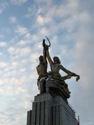 Павильон «Рабочий и колхозница» на ВДНХ: выставка «Волга. Москва. Нева» у станции метро «ВДНХ»