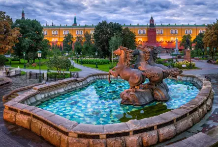 По центру Москвы — пешком и на автобусе площадь Революции, 2/3 (здание Музея Отечественной войны 1812 года, 2 минуты пешком от метро Охотный ряд (выход 7), метро Театральная / Площадь Революции (выход 10)