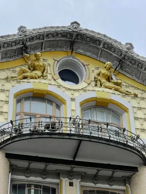 ПРЕЧИСТЕНКА АРИСТОКРАТОВ И БУРЖУА у станции метро «Арбатская»