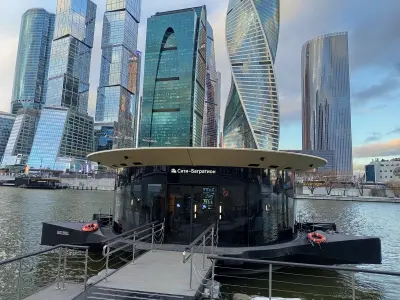 Путешествие к небоскрёбам Москвы-Сити по реке на аквабусе в районе станции метро «Киевская»