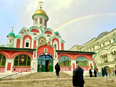 Святыни Москвы в окрестностях Красной площади в мини-группе площадь Революции, 2/3 (здание Музея Отечественной войны 1812 года, 2 минуты пешком от метро Охотный ряд (выход 7), метро Театральная / Площадь Революции (выход 10)
